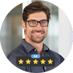Google 5-Sterne Bewertung Junger Mann dunkelblaues Hemd und Brille